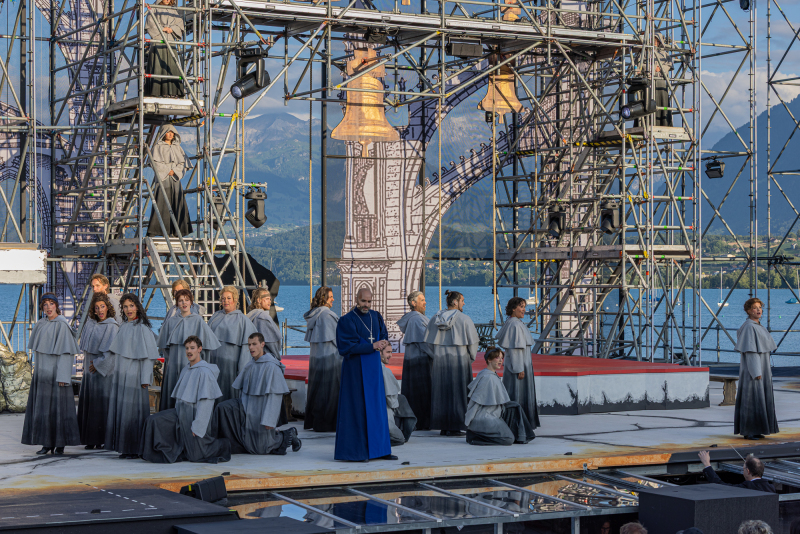 Detlef Leistenschneider als Frollo und Ensemle