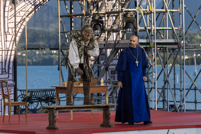 Detlef Leistenschneider als Frollo und Denis Riffel als Quasimodo
