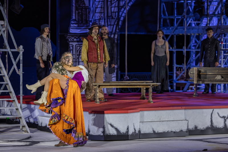 Sharon Isabelle Rupa als Esmeralda, Denis Riffel als Quasimodo und Ensemble
