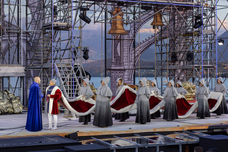 Detlef Leistenschneider als Frollo und Ensemble