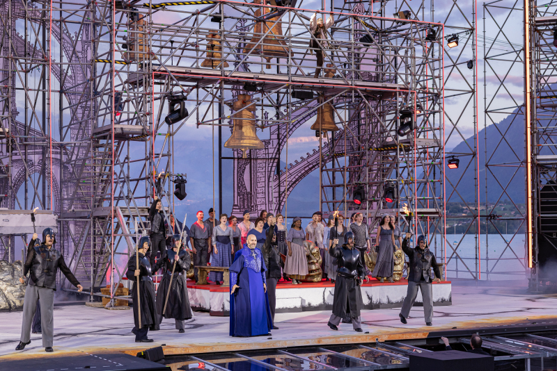 Detlef Leistenschneider als Frollo und Ensemble