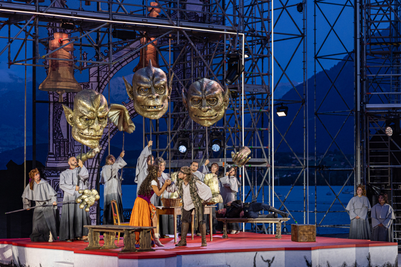 Sharon Isabelle Rupa als Esmeralda, Denis Riffel als Quasimodo und Ensemble