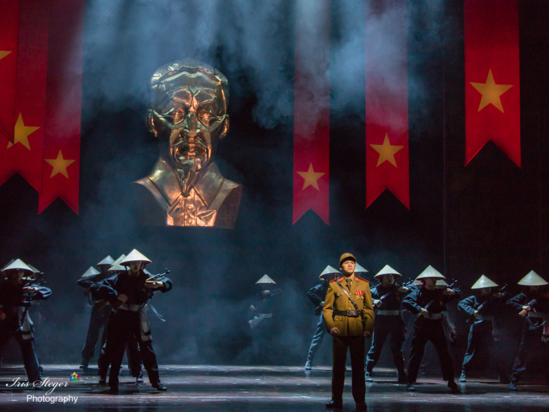 Ensemle Miss Saigon "The Morning of the Dragon"